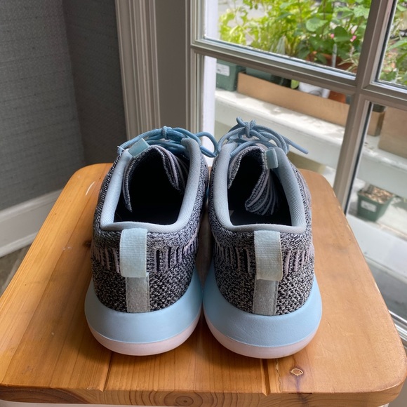 Nike Womens Roshe Two Flyknit Sneakers - Picture 4 of 6